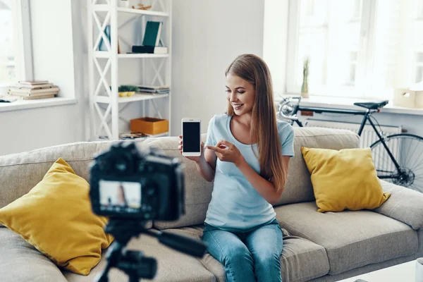 Schöne Junge Frau Lächelt Und Zeigt Kopierplatz Auf Ihr Smartphone — Stockfoto