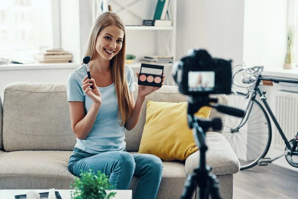 Hermosa Mujer Joven Sonriendo Aplicando Paleta Maquillaje Mientras Hace Video —  Fotos de Stock