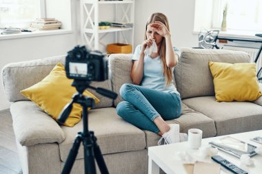 Hasta genç kadın evde sosyal medya video yaparken burun üfleme