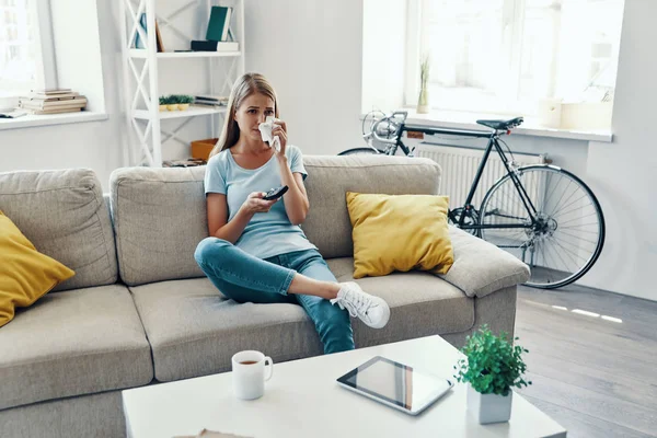 Traurige Junge Frau Weint Und Hält Einen Fernseher Der Hand — Stockfoto