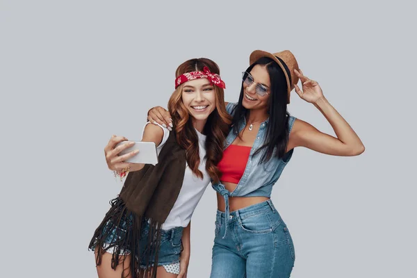 Två Attraktiva Snygga Unga Kvinnor Tar Selfie Och Leende Samtidigt — Stockfoto