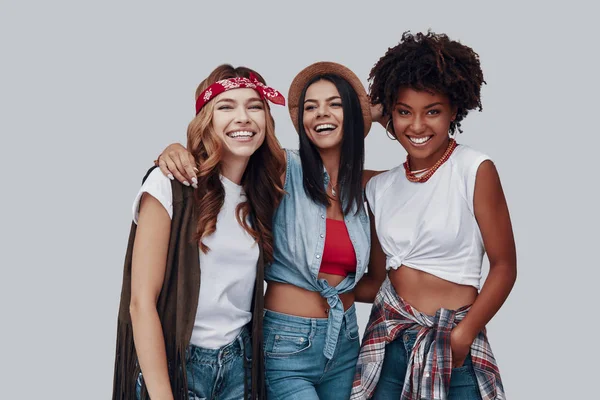 Tre Attraenti Giovani Donne Alla Moda Guardando Fotocamera Sorridendo Mentre — Foto Stock