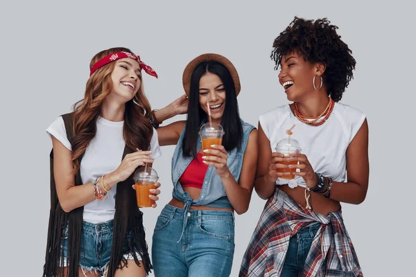 Trois Jolies Jeunes Femmes Buvant Des Cocktails Rafraîchissants Souriant Tout — Photo