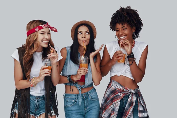Tre Attraktiva Unga Kvinnor Dricker Uppfriskande Cocktails Och Leende Samtidigt — Stockfoto