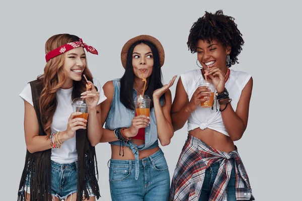 Three Attractive Young Women Drinking Refreshing Cocktails Smiling While Standing — Stock Photo, Image