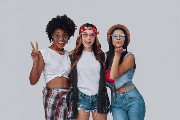 Three Attractive Young Women Smiling Looking Camera While Standing Grey — Stock Photo, Image