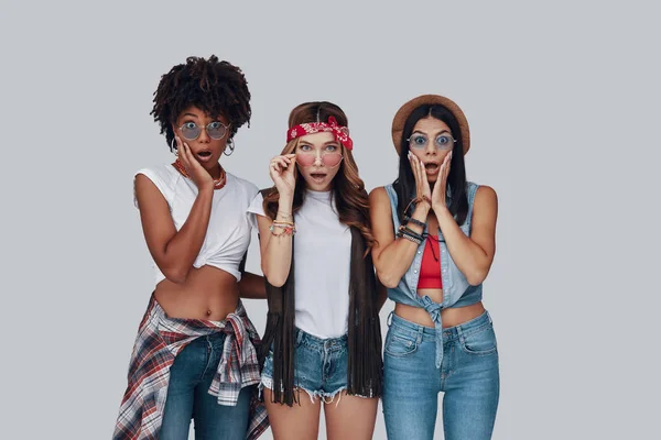 Tre Förvånade Unga Kvinnor Att Göra Ett Ansikte Och Titta — Stockfoto