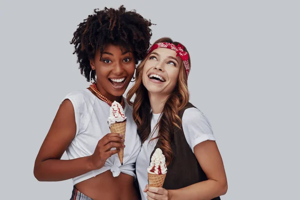 Two Attractive Young Women Looking Camera Smiling While Standing Grey — Stock Photo, Image