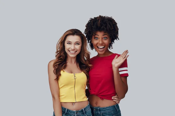 Two Attractive Young Women Looking Camera Smiling While Standing Grey — Stock Photo, Image