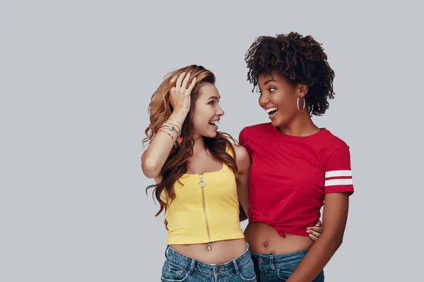 Two Attractive Young Women Looking Each Other Smiling While Standing — Stock Photo, Image