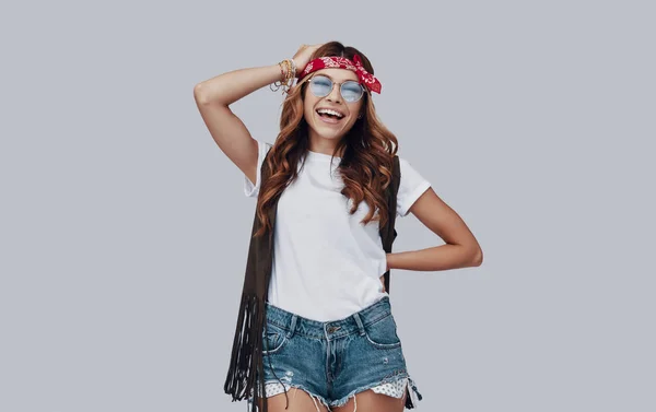 Riéndose Elegante Joven Mujer Rojo Bandanna Cabeza Pie Sobre Gris — Foto de Stock