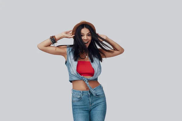 Bailando Elegante Joven Mujer Mirando Cámara Sonriendo Estudio Sosteniendo Sombrero — Foto de Stock