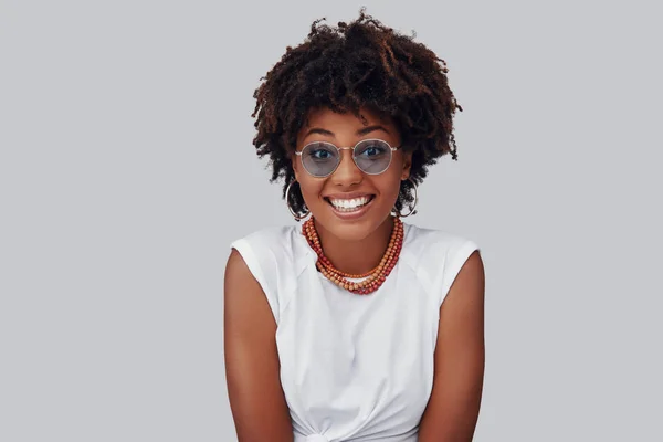 Young African Woman Looking Camera Smiling While Standing Grey Background — Stock Photo, Image