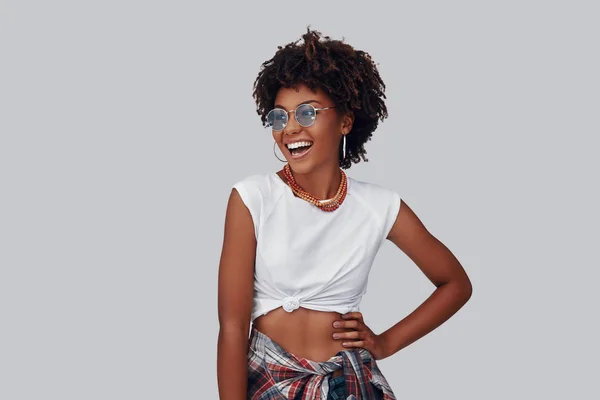 Atractiva Joven Africana Mirando Hacia Otro Lado Sonriendo Mientras Está — Foto de Stock