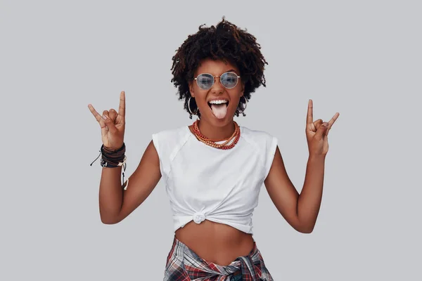 Vicces Fiatal Afrikai Nézi Kamerát Intő Punk Rock Kézzel — Stock Fotó