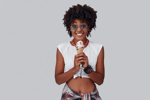 Молодая Африканская Женщина Смотрит Камеру Держит Мороженое — стоковое фото