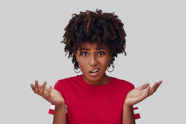 Mujer Africana Joven Frustrada Mirando Cámara Haciendo Una Cara Mientras — Foto de Stock