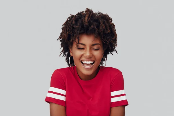 Atractiva Joven Africana Sonriendo Mientras Está Pie Sobre Fondo Gris — Foto de Stock