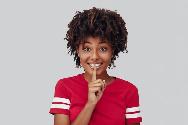 Приваблива Молода Африканська Жінка Дивиться Камеру Посмішкою Тримати Палець Губах — стокове фото