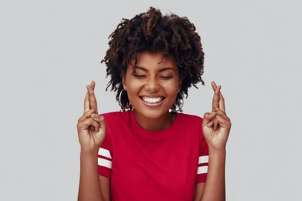 Attraente Giovane Donna Africana Tenere Dita Incrociate Sorridenti Mentre Piedi — Foto Stock