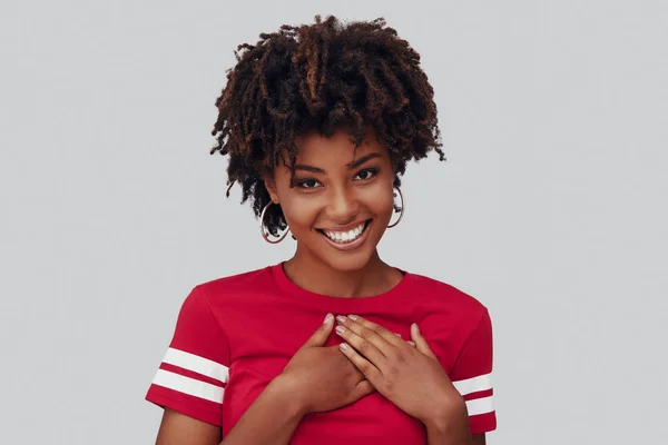 Mulher Africana Jovem Atraente Olhando Para Câmera Sorrindo Enquanto Está — Fotografia de Stock