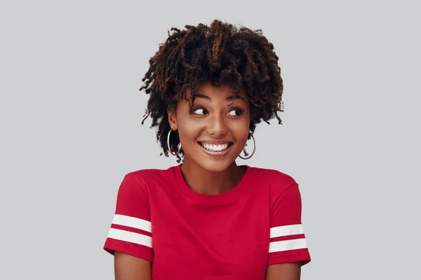 Přitažlivá Mladá Africká Žena Která Dívá Usmívá Když Stojí Proti — Stock fotografie