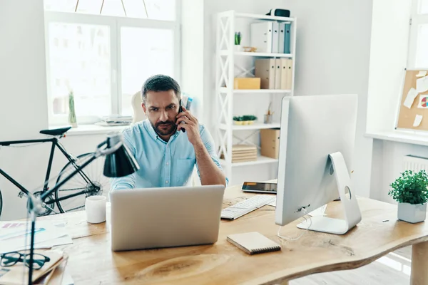 Handsome Middle Age Man Smart Casual Wear Using Laptop Talking — Stock Photo, Image