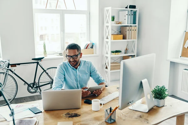 Schöner Mann Mittleren Alters Schicker Freizeitkleidung Mit Digitalem Tablet Und — Stockfoto