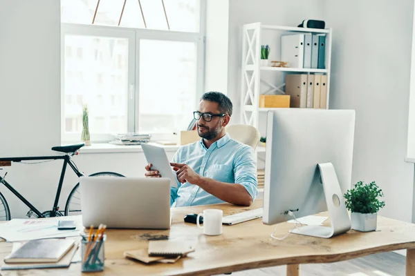 Bonito Homem Meia Idade Uso Casual Inteligente Usando Tablet Digital — Fotografia de Stock