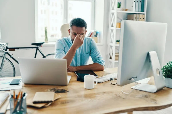 Frustrado Hombre Mediana Edad Ropa Casual Inteligente Masajeando Nariz Mientras — Foto de Stock