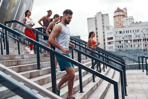 Grupp Unga Människor Sportkläder Jogging Medan Tränar Trappan Utomhus — Stockfoto
