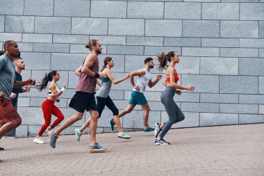 sokakta jogging sportif insanların yan görünümü 