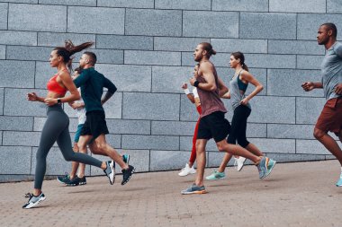sokakta jogging sportif insanların yan görünümü, kardiyovasküler egzersiz