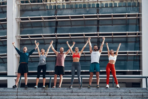 Spor Giyim Gençlerin Tam Uzunlukta Kollarını Uzanmış Tutmak Açık Havada — Stok fotoğraf