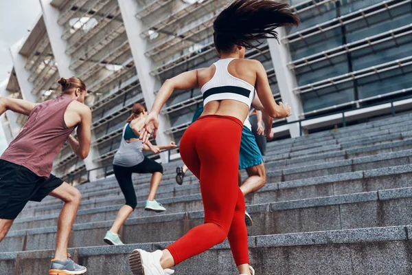 Gruppe Junger Leute Sportkleidung Joggt Auf Treppen Der Stadt Olympiastadion — Stockfoto