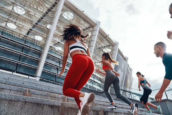 Groep Jonge Mensen Sportkleding Joggen Tijdens Het Sporten Trap Buiten — Stockfoto