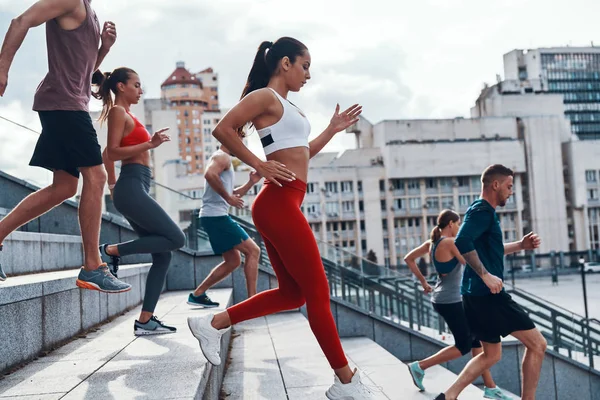 Gruppo Giovani Abbigliamento Sportivo Correre Giù Scale All Aperto Città — Foto Stock