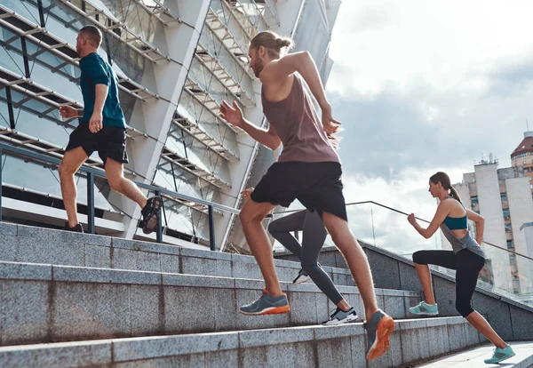 在基辅奥林匹克体育场 一群穿着运动服的年轻人在城市的楼梯上慢跑 — 图库照片
