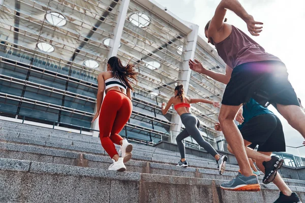 Grupo Jóvenes Ropa Deportiva Trotando Las Escaleras Ciudad Estadio Olímpico — Foto de Stock