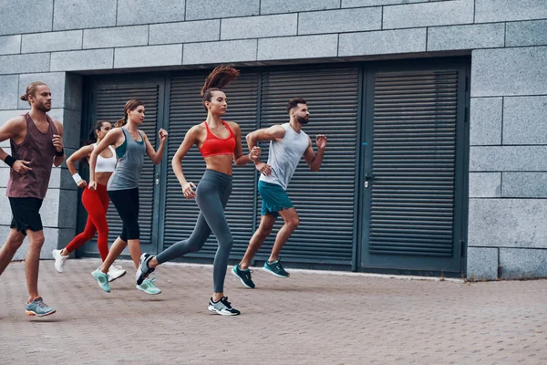 Groep Jonge Mensen Sportkleding Die City Street Loopt — Stockfoto