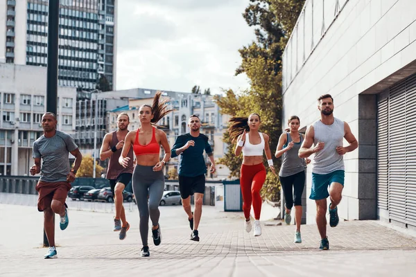 Comprimento Total Pessoas Jogging Roupas Esportivas Durante Exercício Rua Cidade — Fotografia de Stock