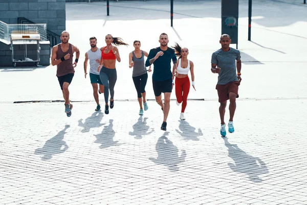 Full Längd Människor Sportkläder Jogging Medan Tränar City Street — Stockfoto