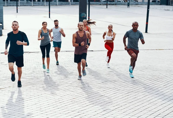 Comprimento Total Pessoas Jogging Roupas Esportivas Durante Exercício Rua Cidade — Fotografia de Stock