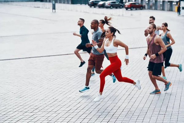 Boční Pohled Zaběhání Sportivních Lidí Ulici — Stock fotografie