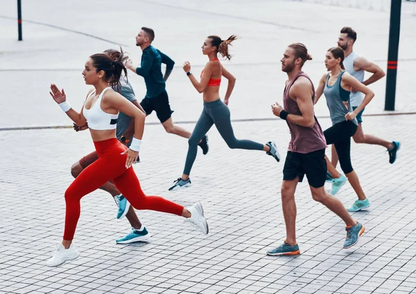 Vista Laterale Jogging Persone Sportive Strada — Foto Stock