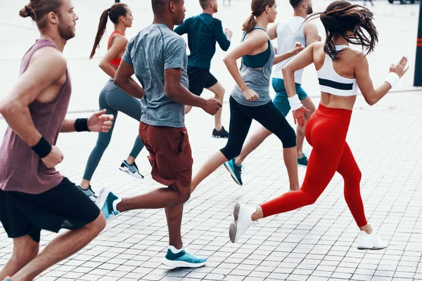 Zijaanzicht Van Jogging Sportieve Mensen Straat Cardiovasculaire Oefening — Stockfoto