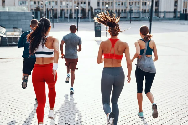 Widok Tyłu Ludzi Odzieży Sportowej Jogging Mieście — Zdjęcie stockowe