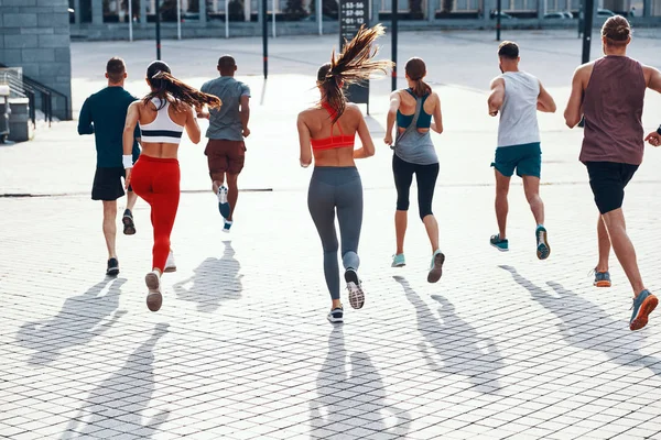 Pohled Zpět Běžecké Sportivní Lidi Ulicích Kardiovaskulární Cvičení — Stock fotografie