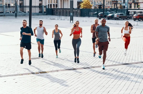 Comprimento Total Pessoas Jogging Roupas Esportivas Durante Exercício Rua Cidade — Fotografia de Stock