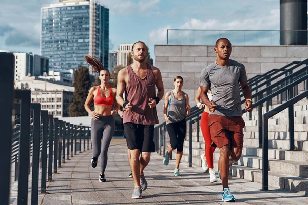 Volledige Lengte Van Jonge Mensen Sportkleding Joggen Tijdens Het Sporten — Stockfoto